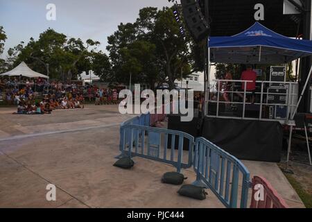 Base navale de la baie de Guantanamo à Cuba, (4 juillet 2018) marins stationnés sur le Island-Class Whidbey Landing Ship Dock USS Gunston Hall (LSD 44) assister à un concert que le navire se trouve dans la station navale de Guantanamo Bay pour une visite du port. L'Gunston Hall est en déploiement des Mers du Sud, qui est un déploiement de collaboration annuel dans le U.S. Southern Command zone de responsabilité où un groupe se déployer pour effectuer une variété d'exercices et échanges multinationales d'accroître l'interopérabilité, d'accroître la stabilité régionale, et de construire et maintenir des relations régionales avec les pays Banque D'Images