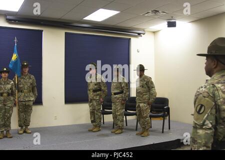 Les soldats et le personnel de l'armée américaine Académie Sergent, présenter l'instructeur en chef sortant, 1er Sgt. Justin D. Richardson avec un témoignage de leur reconnaissance pour son dévouement pour les soldats d'USADSA. 1er Sgt. Richardson a changé la responsabilité de la Compagnie Alpha avec le Sgt. 1re classe Chauncey J. Raiden, le nouveau chef instructeur, au cours d'une cérémonie de changement de responsabilité tenue à l'USADSA, Juillet 12, 2018. Banque D'Images