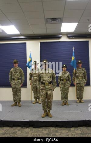 Le Sgt 1st. Class Chauncey J. Raiden chef instructeur pour l'armée américaine de la Compagnie Alpha Académie sergent s'établit à l'attention avant de conclure la cérémonie de changement de responsabilité, qui s'est tenue le 12 juillet 2018, dans la classe de l'USADSA Bowen, Fort Jackson S.C Banque D'Images