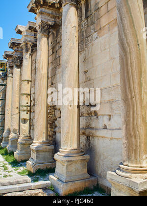 Porche à colonnes corinthiennes (Propylon) à la façade ouest de la bibliothèque d'Hadrien à Athènes, attique, Grèce. Banque D'Images
