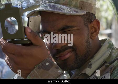 FORT HUNTER LIGGETT-- Spc de l'armée américaine. Chris Johnson de la 348e compagnie de transport tire un azimut durant la navigation terrestre de la formation pendant la formation de combat du 91e Division Soutien d'entraînement (CSTX 91-18-01) le 11 juillet 2018 à Ft. Hunter Liggett, en Californie. L'CSTX 91-18-01 assure America's Army les unités de la Réserve sont formés pour déployer ce qui porte capable, aptes au combat, et la puissance de feu meurtrière à l'appui de l'armée et nos partenaires n'importe où dans le monde. Banque D'Images