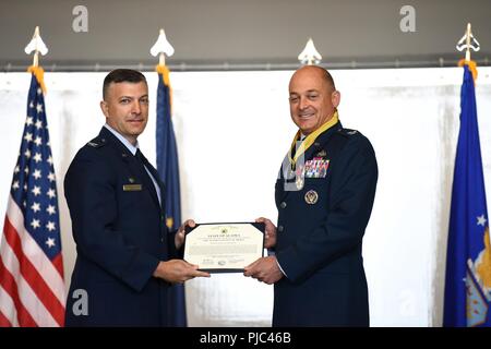 Commandant de la 168e groupe d'opérations, de l'Alaska de la Garde nationale, le Colonel Torrence Saxe présente la Légion du Mérite de l'Alaska au colonel George T.M. Dietrich III au cours d'une cérémonie de passation de commandement le 13 juillet, 2018 at Joint Base Elmendorf-Richardson, en Alaska. 673sortant d'ABW Colonel commandant George T.M. Dietrich III remis au colonel commande Patricia A. Csànk. Banque D'Images