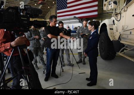 Le nouveau 673d Air Base Wing commander Colonel Patricia A. Csànk s'adresse aux membres des médias après la 673d Air Base Wing cérémonie de passation de commandement le 13 juillet, 2018 at Joint Base Elmendorf-Richardson, en Alaska. 673d'ABW Colonel commandant George T.M. Dietrich III remis au colonel commande Patricia A. Csànk. Banque D'Images