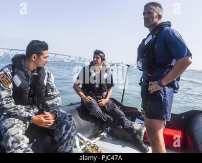 SAN DIEGO (13 juillet 2018) Royal New Zealand Navy marins préparer pour récupérer les plongeurs au large de la côte de San Diego au cours de l'exercice Rim of the Pacific (RIMPAC). Vingt-cinq nations, 46 navires, 5 sous-marins, environ 200 avions et 25 000 personnes participent à l'EXERCICE RIMPAC du 27 juin au 2 août dans et autour des îles Hawaï et la Californie du Sud. Le plus grand exercice maritime international RIMPAC, fournit une formation unique alors que la promotion et le soutien de relations de coopération entre les participants essentiels pour assurer la sécurité des voies maritimes et la sécurité de la w Banque D'Images