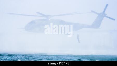 SAN DIEGO (13 juillet 2018) Le Japon d'autodéfense maritime et les marins de la Marine royale de Nouvelle-Zélande sauter d'un MH-53E Sea Dragon, joint à l'escadron 14 de la lutte contre les mines de l'hélicoptère, dans le cadre de plongées au cours de l'exercice Rim of the Pacific (RIMPAC), le 13 juillet. Vingt-cinq nations, 46 navires, 5 sous-marins, environ 200 avions et 25 000 personnes participent à l'EXERCICE RIMPAC du 27 juin au 2 août dans et autour des îles Hawaï et la Californie du Sud. Le plus grand exercice maritime international RIMPAC, fournit une formation unique alors que la promotion et le soutien Banque D'Images