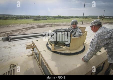 Réserve de l'Armée de Pvt. Michaell Brown (à gauche), un produit chimique, biologique, radiologique et nucléaire (CBRN) et spécialiste d'Palacious indigènes, Texas, affecté à la 340e compagnie de produits chimiques, 450e bataillon chimique, 209e groupe d'appui régional, 76e commandement de l'intervention opérationnelle de la réserve de l'armée, parle à la CPS. Coggins Anthony, un produit chimique, biologique, radiologique et nucléaire (CBRN) et spécialiste des autochtones, de l'Arkansas, Hoxie affecté à la 392e Chem. Co., 468th Chem. Bn, au point de contrôle des munitions avant de Brown et son équipage s'engager des cibles au cours d'une journée événement tir tir à blanc à Fort Hood, au Texas, Banque D'Images