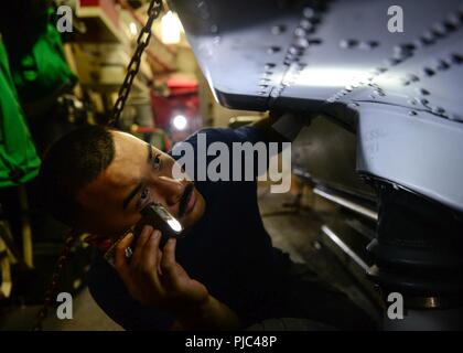 Océan Pacifique (Juillet 13, 2018) La structure de l'Aviation 3e classe Mécanicien Don Bislig s'occupe de l'entretien d'une Sea Hawk MH-60R-missiles à bord de l'hélicoptère destroyer USS Sterett (DDG 104) au cours de la phase en mer de la Rim of the Pacific (RIMPAC). Vingt-cinq nations, 46 navires, 5 sous-marins, environ 200 avions et 25 000 personnes participent à l'EXERCICE RIMPAC du 27 juin au 2 août dans et autour des îles Hawaï et la Californie du Sud. Le plus grand exercice maritime international RIMPAC, fournit une formation unique tout en renforçant et en soutenant les travaux coopératifs de r Banque D'Images