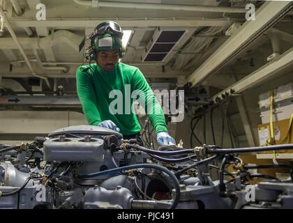 Océan Pacifique (Juillet 13, 2018) Aide-électricien Aviation 2e classe David Cooper s'occupe de l'entretien d'une Sea Hawk MH-60R-missiles à bord du destroyer USS Sterett (DDG 104) au cours de la phase en mer de la Rim of the Pacific (RIMPAC). Vingt-cinq nations, 46 navires, 5 sous-marins, environ 200 avions et 25 000 personnes participent à l'EXERCICE RIMPAC du 27 juin au 2 août dans et autour des îles Hawaï et la Californie du Sud. Le plus grand exercice maritime international RIMPAC, fournit une formation unique tout en favorisant la coopération et le soutien relationshi Banque D'Images
