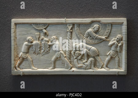 Histoire de Caïn et Abel dépeint dans la plaque d'ivoire à partir de la cathédrale de Salerne (ca. 1084) sur l'affichage dans le musée du Louvre à Paris, France. Le sacrifice de Caïn et Abel (L) et Caïn tuant Abel (R) sont signalés dans la plaque. Banque D'Images