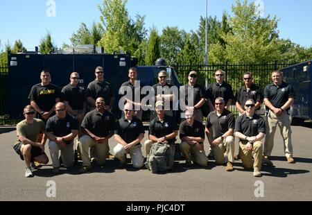 Les membres de la Garde nationale de l'Oregon 102e d'armes de destruction massive de l'équipe de soutien civil se rassemblent pour une photo de groupe après un entraînement physique à Autzen Stadium, Université de l'Oregon à Eugene, Oregon, le 12 juillet 2018. L'exercice est organisé pour faciliter les communications opérationnelles et, tout en intégrant des ressources entre l'Université de l'Oregon et de premiers intervenants locaux organismes à inclure l'Université de police, Police Eugene Groupe de l'enlèvement des explosifs, le sapin et Eugene HazMat 2 Services de protection fédéraux. (Garde nationale Banque D'Images