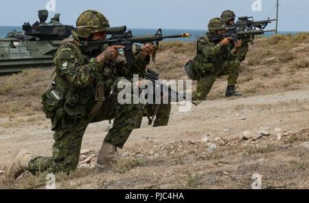 MARINE CORPS BASE CAMP PENDLETON, en Californie (13 juillet 2018) Les membres de l'Armée canadienne 5 Combat Engineer Regiment, attaché à l'Office du 2e Bataillon du Royal 22e Régiment, effectuer une simulation de voies de fait sur une ville avec un Corps des Marines américains AAVP7A1 RAM/RS Assault Véhicule amphibie (AAV) à partir du 3e Bataillon des amphibiens à l'assaut amphibie final au cours de l'exercice Rim of the Pacific (RIMPAC) au Camp Talega, Marine Corps Base Camp Pendleton, le 13 juillet. Vingt-cinq nations, 46 navires, 5 sous-marins, environ 200 avions et 25 000 personnes participent à l'EXERCICE RIMPAC du 27 juin au au Banque D'Images