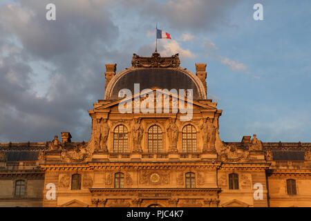 Pavillon Sully, également connu sous le nom de Pavillon de l'horloge (Pavillon de l'horloge) du Palais du Louvre (Palais du Louvre) à Paris, France, au coucher du soleil. Banque D'Images