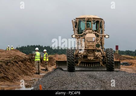 Les soldats de l'Army National Guard Michigan's 107th Engineer Battalion, basée à Ishpeming, Michigan, niveau le terrain pour de futurs projets de construction au cours de Resolute Château à Kielce, Pologne, zone d'entraînement le 12 juillet 2018. Resolute Castle est un exercice d'entraînement multinational pour l'OTAN et l'armée américaine des ingénieurs, qui prend en charge la résolution de l'Atlantique en favorisant l'interopérabilité. Résoudre l'Atlantique est une démonstration de l'engagement des États-Unis à la sécurité collective de l'Europe à travers le déploiement de forces américaines en rotation en coopération avec l'OTAN et les pays partenaires. Banque D'Images