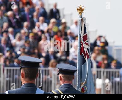 Les membres de la Royal Air Force depuis mars 2018 Des visiteurs de marque du Royal International Air Tattoo à Fairford de la RAF, Royaume-Uni le 13 juillet 2018. Cette année, l'riat a célébré le 100e anniversaire de la RAF et a mis en relief les États-Unis, toujours solide alliance avec le Royaume-Uni. Banque D'Images