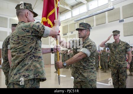 Le Sgt. Le Major Daniel Espinoza (centre), sergent-major de régiment de logistique de combat 4, 4e Groupe Logistique Maritime, présente les couleurs au colonel Thomas Fahy (à gauche), commandant sortant de CLR-4, 4e MLG, au cours d'une cérémonie de passation de commandement à la CLR-4 siège à Kansas City, Mo., 14 juillet 2018. Les cérémonies de passation de commandement de marquer le passage de commande à partir d'une Marine à l'autre, symbolisant le transfert des responsabilités de son poste de commande. Et, à ce titre, les responsabilités et les pouvoirs de CLR-4 ont été officiellement transmis de Fahy au Colonel Robert Meade. Banque D'Images