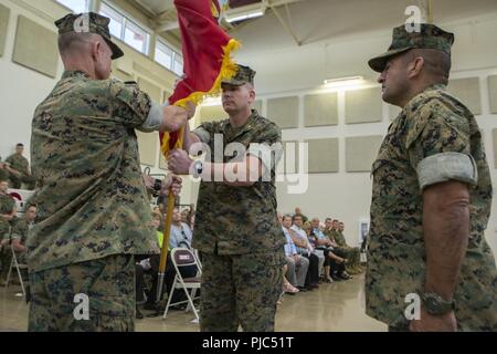 Le colonel Thomas Fahy (à gauche), commandant sortant du Régiment de logistique de combat 4, 4e Groupe Logistique Maritime, abandonne le commandement de la CLR-4 au Colonel Robert Meade (droite), inbound commandant du PLC-4, lors de la cérémonie de passation de commandement à la CLR-4 siège à Kansas City, Mo., 14 juillet 2018. Les cérémonies de passation de commandement de la marque officiellement le passage de commande à partir d'une Marine à l'autre, symbolisant le transfert des pouvoirs et responsabilités de son poste de commande. Banque D'Images