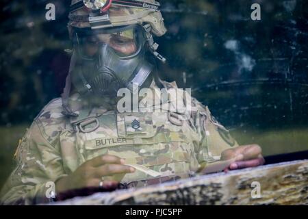 Le sergent de l'armée américaine. Duane Butler mock tests des niveaux de contamination au cours de l'armée du Commandement du matériel de la concurrence meilleur guerrier, du 9 au 11 juillet 2018, à Camp Atterbury, Indiana. Au cours des trois jours de compétition, les soldats sont testés sur les tâches de base et avancée warrior et forets, font face à des défis pour tester leur force physique et mentale. Banque D'Images