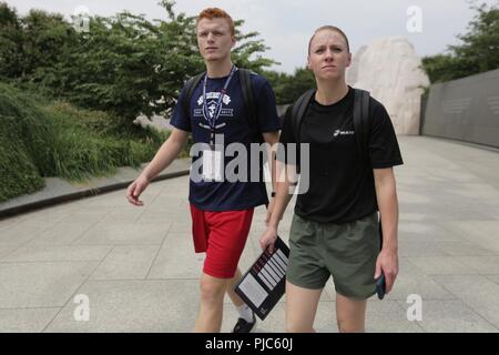 Le Sgt Marin. Sarah Steiert et Grayson Dill cherchez le "I have a dream" en 2018 au cours de l'Académie Les batailles remportées dans le District de Columbia, le 15 juillet. L'Académie a gagné des batailles est une partie de la Marine Corps' Semper Fidelis All-American" Programme, qui reconnaît les jeunes hommes et femmes qui excellent dans l'athlétisme, mais ont également montré eux-mêmes d'être des leaders dans leur classe et dans leur ville. Près de 100 étudiants-athlètes de l'école secondaire est allé(e) à l'académie, qui a porté sur le développement de leur confiance en soi, la discipline, le travail d'équipe, et au perfectionnement de l'esprit combatif qui incarne le Corps des Marines. Steiert est Banque D'Images