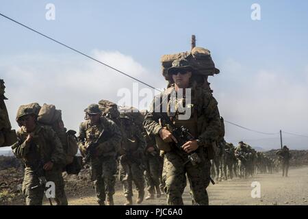 Zone d'entraînement de POHAKULOA, New York (15 juillet 2018) Le sergent-major du Corps des Marines des États-Unis. Corey Kolb, un sergent de peloton avec 3e peloton, la Compagnie Alpha, 1er Bataillon, 3e Régiment de Marines, des randonnées le long des Chiliens, philippine et Marines des États-Unis au cours de l'EXERCICE RIMPAC) à l'exercice d'entraînement de Pohakuloa, New York, le 15 juillet 2018. RIMPAC fournit une formation de valeur pour la tâche-organisé, hautement capable air-sol marin Task Force et améliore la capacité d'intervention de crise critique de Marines américains dans le Pacifique. Vingt-cinq nations, 46 navires, 5 sous-marins, environ 200 avions et 25 000 du personnel a Banque D'Images
