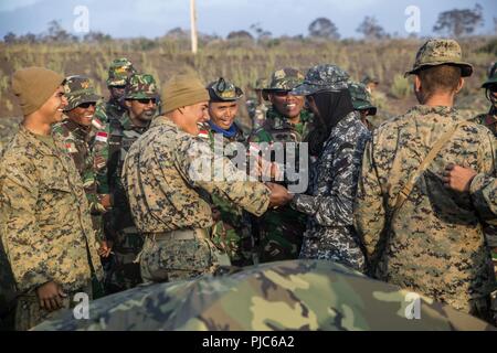 Zone d'entraînement de POHAKULOA, New York (15 juillet 2018), du Sri Lanka et l'Indonésie des Marines américains pour les défier dans un concours de bras de fer au cours de l'EXERCICE RIMPAC) à l'exercice d'entraînement de Pohakuloa, New York, le 15 juillet 2018. RIMPAC fournit une formation de valeur pour la tâche-organisé, hautement capable air-sol marin Task Force et améliore la capacité d'intervention de crise critique de Marines américains dans le Pacifique. Vingt-cinq nations, 46 navires, 5 sous-marins, environ 200 avions et 25 000 personnes participent à l'EXERCICE RIMPAC du 27 juin au 2 août dans et autour des îles hawaïennes et S Banque D'Images