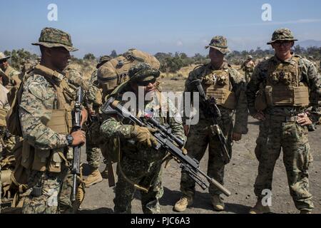 Zone d'entraînement de POHAKULOA, New York (15 juillet 2018) un marin philippin est titulaire d'un M27 Fusil automatique d'infanterie après avoir effectué une randonnée d'un champ de tir avec des marines américains au cours de l'EXERCICE RIMPAC) à l'exercice d'entraînement de Pohakuloa, New York, le 15 juillet 2018. RIMPAC fournit une formation de valeur pour la tâche-organisé, hautement capable air-sol marin Task Force et améliore la capacité d'intervention de crise critique de Marines américains dans le Pacifique. Vingt-cinq nations, 46 navires, 5 sous-marins, environ 200 avions et 25 000 personnes participent à l'EXERCICE RIMPAC du 27 juin au 2 août dans et autour de t Banque D'Images