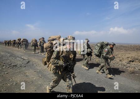 Zone d'entraînement de POHAKULOA, New York (15 juillet 2018) République de Corée et les Marines américains à une randonnée au cours de tir de Rim of the Pacific (RIMPAC) au secteur d'entraînement de Pohakuloa, New York, le 15 juillet 2018. RIMPAC fournit une formation de valeur pour la tâche-organisé, hautement capable air-sol marin Task Force et améliore la capacité d'intervention de crise critique de Marines américains dans le Pacifique. Vingt-cinq nations, 46 navires, 5 sous-marins, environ 200 avions et 25 000 personnes participent à l'EXERCICE RIMPAC du 27 juin au 2 août dans et autour des îles Hawaï et la Californie du Sud. Banque D'Images