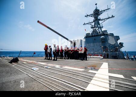 Océan Pacifique (16 juillet 2018) - Les Marins affectés aux missiles de l'USS Dewey (DDG 105) en formation avant d'un ravitaillement en mer, le 16 juillet. Dewey est en cours aux États-Unis de la flotte de 3ème zone d'opérations. Banque D'Images