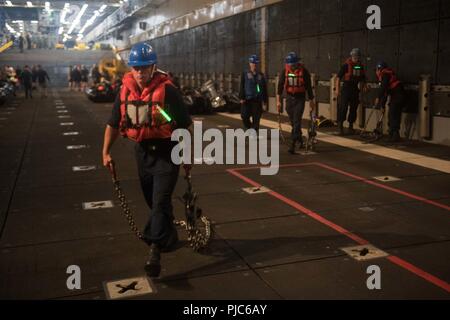 Océan Pacifique (16 juillet 2018) marins affectés à la station d'amphibie Navire de débarquement USS Harpers Ferry (LSD 49) se déplacer sur le pont des chaînes, le 16 juillet, à l'appui de Rim of the Pacific (RIMPAC). Vingt-cinq nations, 46 navires, 5 sous-marins, environ 200 avions et 25 000 personnes participent à l'EXERCICE RIMPAC du 27 juin au 2 août dans et autour des îles Hawaï et la Californie du Sud. Le plus grand exercice maritime international RIMPAC, fournit une formation unique alors que la promotion et le soutien de relations de coopération entre les participants essentiels pour assurer la s Banque D'Images