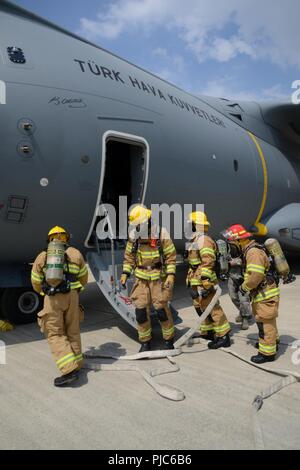 Les aviateurs américains affectés au 424e Escadron de la Base Aérienne, pénétrer dans l'avion pour trouver les victimes et leur évacuation au cours de l'Airbus A400M Turc' fire fighter de l'exercice, dans la base aérienne de Chièvres, Belgique, le 12 juillet 2018. Banque D'Images