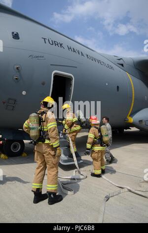 Les aviateurs américains affectés au 424e Escadron de la Base Aérienne, pénétrer dans l'avion pour trouver les victimes et leur évacuation au cours de l'Airbus A400M Turc' fire fighter de l'exercice, dans la base aérienne de Chièvres, Belgique, le 12 juillet 2018. Banque D'Images