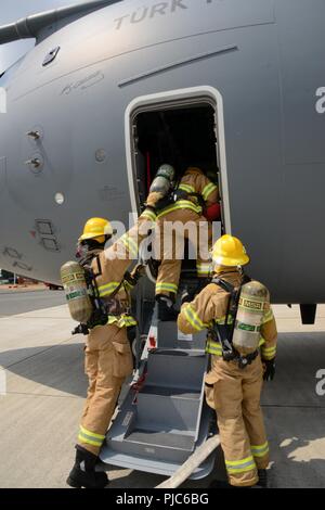 Les aviateurs américains affectés au 424e Escadron de la base de l'air, évacuer une victime dans des plans au cours de l'Airbus A400M' fire fighter de l'exercice, dans la base aérienne de Chièvres, Belgique, le 12 juillet 2018. Banque D'Images