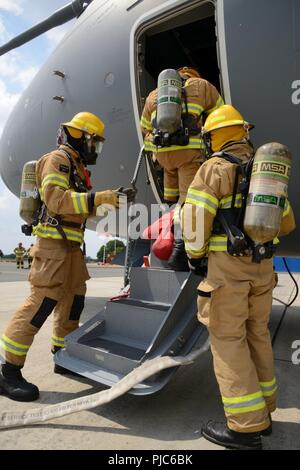 Les aviateurs américains affectés au 424e Escadron de la base de l'air, évacuer une victime dans des plans au cours de l'Airbus A400M' fire fighter de l'exercice, dans la base aérienne de Chièvres, Belgique, le 12 juillet 2018. Banque D'Images