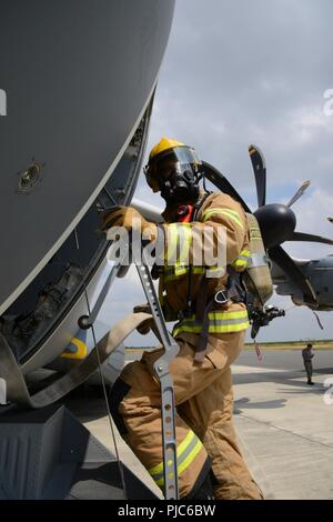Pilote américain affecté au 424e Escadron de la base de l'air, trains au bain turc Airbus A400M' fire fighter de l'exercice, dans la base aérienne de Chièvres, Belgique, le 12 juillet 2018. Banque D'Images