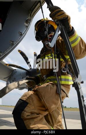 Pilote américain affecté au 424e Escadron de la base de l'air, trains au bain turc Airbus A400M' fire fighter de l'exercice, dans la base aérienne de Chièvres, Belgique, le 12 juillet 2018. Banque D'Images