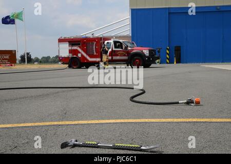 Pilote américain affecté au 424e Escadron de la Base Aérienne, prépare son matériel de protection au cours de l'Airbus A400M Turc' fire fighter de l'exercice, dans la base aérienne de Chièvres, Belgique, le 12 juillet 2018. Banque D'Images