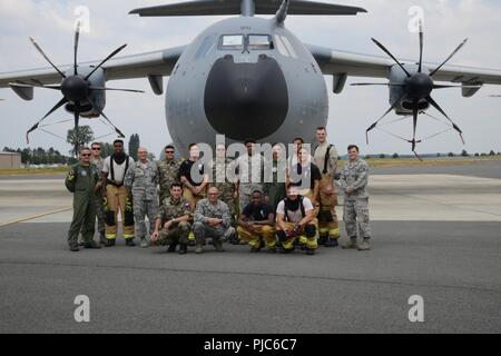 Photo de groupe des aviateurs américains affectés au 424e Escadron de la base de l'air et de l'équipage turc au cours de l'Airbus A400M' fire fighter de l'exercice, dans la base aérienne de Chièvres, Belgique, le 12 juillet 2018. Banque D'Images