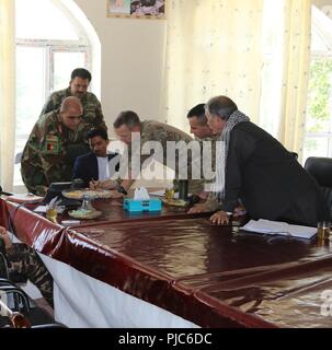 Ville de Ghazni, en Afghanistan (2 juillet 2018) -- le colonel de l'armée américaine Scott Jackson, 1er commandant de brigade d'aide des forces de sécurité et du Groupe de travail du conseiller principal, Centre, commentaires avec les plans opérationnels de l'Armée nationale afghane, le Général de Division Shur Gul, 203e commandant du corps, à gauche, et son personnel à la coordination opérationnelle - Centre ville provinciale à Ghazni, le 2 juillet. La 203e Corps en coordination avec l'Afghan Air Force's MD 530 hélicoptères d'attaque ont empêché une embuscade et tué 17 insurgés au cours des opérations offensives par les Afghans des talibans dans le ciblage irreconcilables Muqer District de Ghanzi Pr Banque D'Images