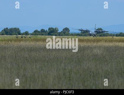 Un U.S. Air Force C-130J Super Hercules terres pendant l'été 2018 de Thrace après une chute du personnel avec les bulgares à Plovdiv, Bulgarie, le 13 juillet 2018. Au cours de l'exercice, le 37e Escadron de transport aérien a travaillé sur le personnel et l'équipement des parachutages tant au cours des opérations de jour et de nuit. Banque D'Images