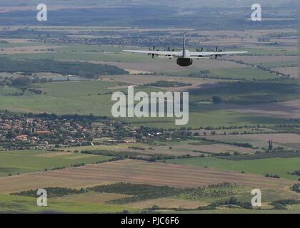 Un U.S. Air Force C-130J Super Hercules vole au-dessus de Plovdiv, Bulgarie, le 14 juillet 2018. Pilotes de la 37e Escadron de transport aérien effectué des manœuvres à basse altitude, du personnel et de l'équipement, les parachutages et tactiques de vol de nuit. Banque D'Images