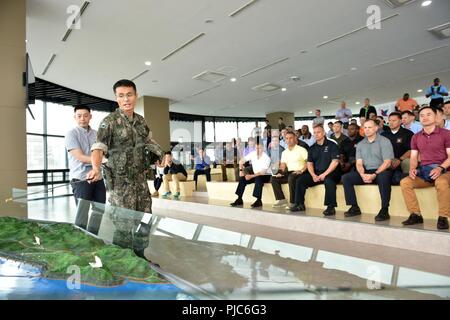 Un soldat de l'Armée de Corée Guerre de Corée enseigne une classe pour les membres de la 2e Division d'infanterie/ROK-U.S. Le leadership de la Division combinés à la Korean zone commune de sécurité pendant une semaine de "transition" trip 11 Juillet. Semaine de transition se compose de séminaires pour le leadership de la division de construire une compréhension commune de la formation, les opérations et les normes logistique d'établir une image opérationnelle commune. Banque D'Images