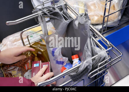 Coquitlam, BC, Canada - 31 mai 2018 : Proposition de personnes l'emballage les aliments à la caisse à l'intérieur magasin Walmart Banque D'Images