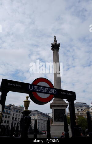 Métro de Londres, sortir à Trafalgar Square avec la Colonne Nelson de l'arrière-plan. Banque D'Images