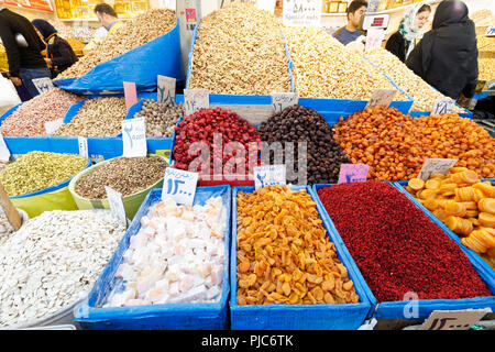 République islamique d'Iran Téhéran. Cueillies à vendre à la terrasse d'un marché. Les fruits et légumes. Légumineuses séchées, d'épices. 02 mars, 2018 Banque D'Images