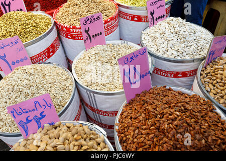 République islamique d'Iran Téhéran. Cueillies à vendre à la terrasse d'un marché. Les fruits et légumes. Légumineuses séchées, d'épices. Banque D'Images