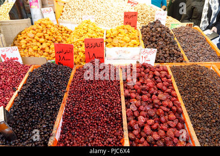 République islamique d'Iran Téhéran. Cueillies à vendre à la terrasse d'un marché. Les fruits et légumes. Légumineuses séchées, d'épices. Banque D'Images