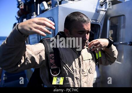 Spécialiste de la communication de masse 2e classe Sean Furey, attaché à la Caméra de combat expéditionnaire, prépare pour son dernier plongeon avec unité de récupération et de plongée Mobile deux (MDSU 2) à l'appui de la Commémoration du naufrage de l'USS San Diego (ACR 6) au large de la côte de l'île de Feu, New York 19 Septembre, 2018. Serait causée par une mine allemande ou torpille, le croiseur cuirassé coula en 28 minutes avec la perte de six vies. La cérémonie a été organisée par l'Histoire et Patrimoine canadien, qui est responsable de la conservation, l'analyse et la diffusion de l'histoire et du patrimoine de la Marine américaine. Banque D'Images