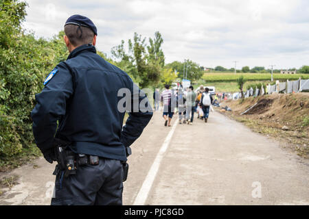 BERKASOVO, SERBIE - Septembre 27, 2015 : policier croate à micrants à franchir la frontière en Serbie Croatie Berkasovo Bapska, sur les Balkans Banque D'Images