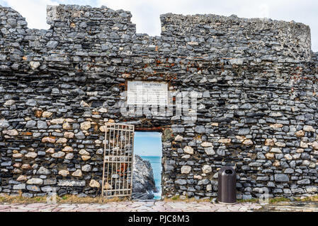 'Lord Byron's Grotto' entrée avec la porte et la plaque de marbre commémorative sur un vieux mur de pierre appartenant à château Doria, Portovenere, La Spezia provinc Banque D'Images