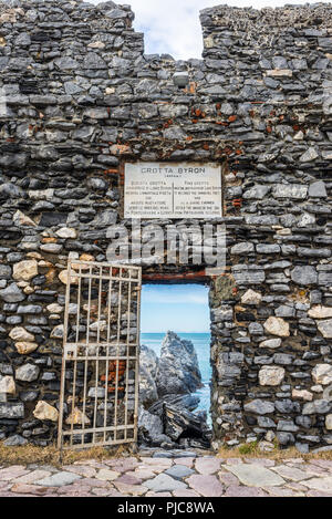 'Lord Byron's Grotto' entrée avec la porte et la plaque de marbre commémorative sur un vieux mur de pierre appartenant à château Doria, Portovenere, La Spezia provinc Banque D'Images