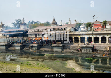 Katmandou, Népal - 15 Avril 2016 : la cérémonie de la crémation le long de la rivière Bagmati sainte dans Bhasmeshvar Ghat au temple de Pashupatinath à Katmandou. - Le Banque D'Images